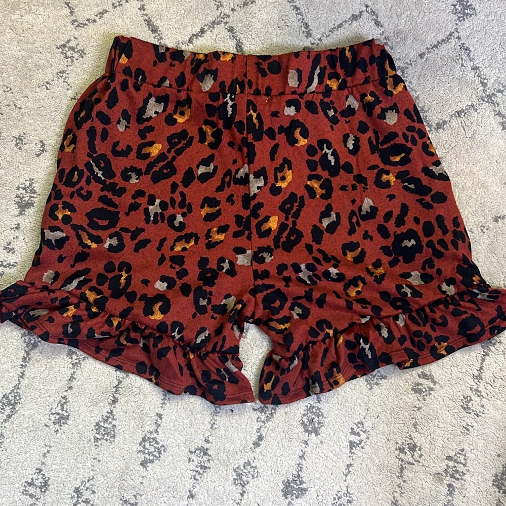 Leopard Patterned Shorts w/ Ruffle at the Bottom - Picture 5 of 6